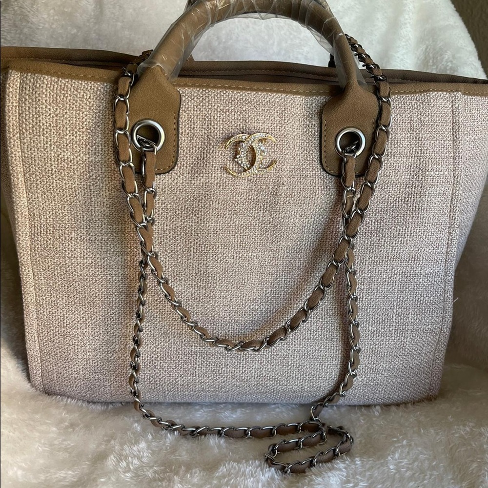 Canvas tote with brooch